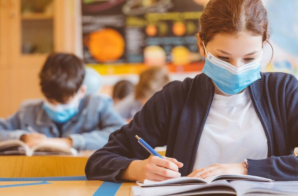 Professores denunciam surtos de Covid-19 em escolas