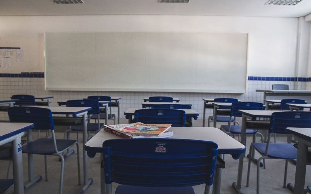 Piso para secretários escolares é aprovado na Comissão de Finanças