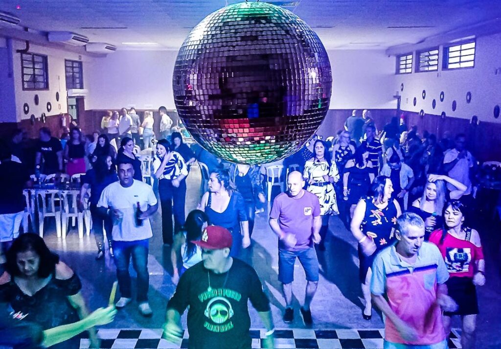 Foto: Felipe Sousa - "Salão do CPP-Limeira se transformou em uma discoteca ao som de grandes hits do passado".