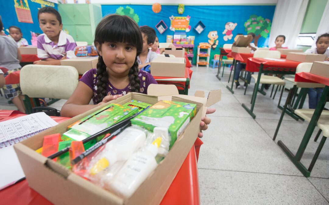 Educação de SP distribui material pedagógico para escolas estaduais