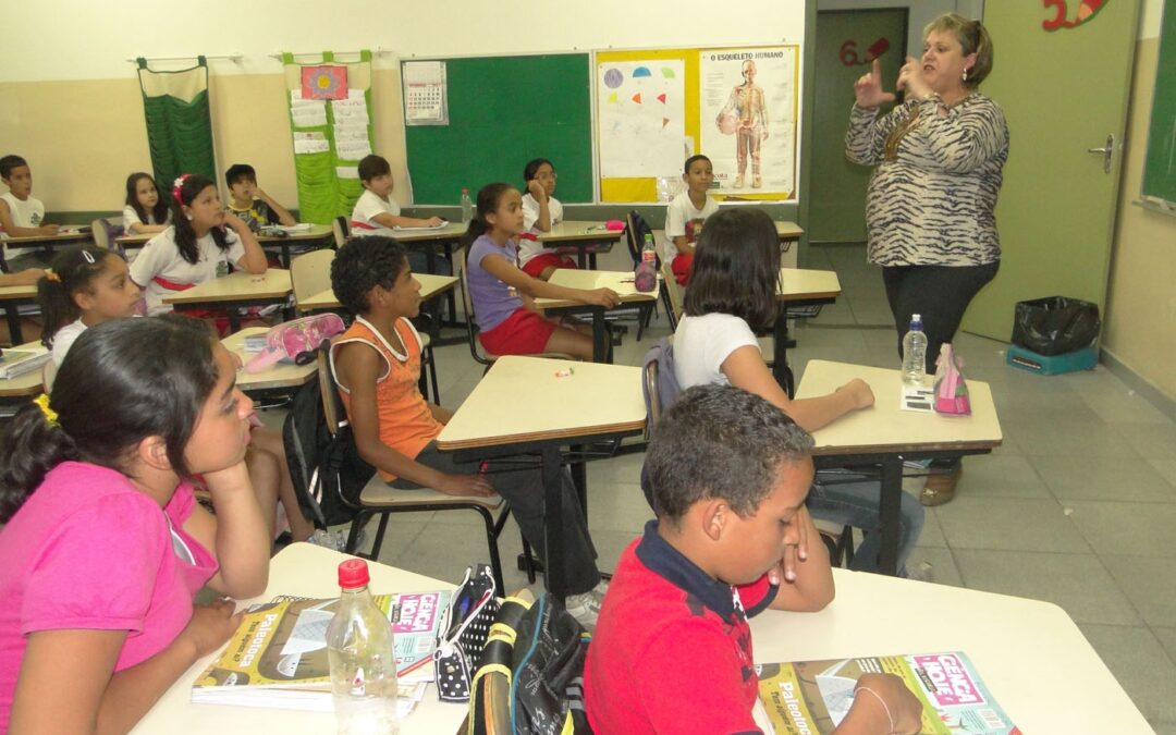 Governo anuncia reajuste do piso salarial dos professores da rede estadual