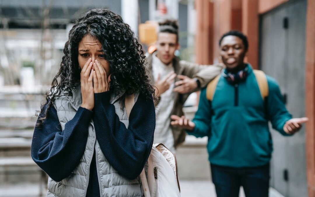 Casos de violência nas escolas revela exposição de jovens a movimentos radicais