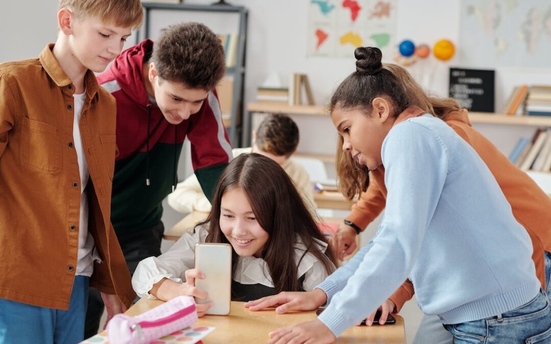 Governo mira redes sociais em nova portaria sobre violência nas escolas
