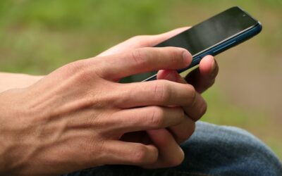 Mãos segurando aparelho celular