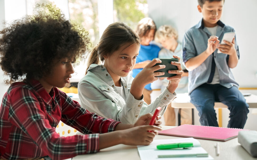 Atenção de 83% dos estudantes aumentou após proibição de celulares nas escolas, diz pesquisa