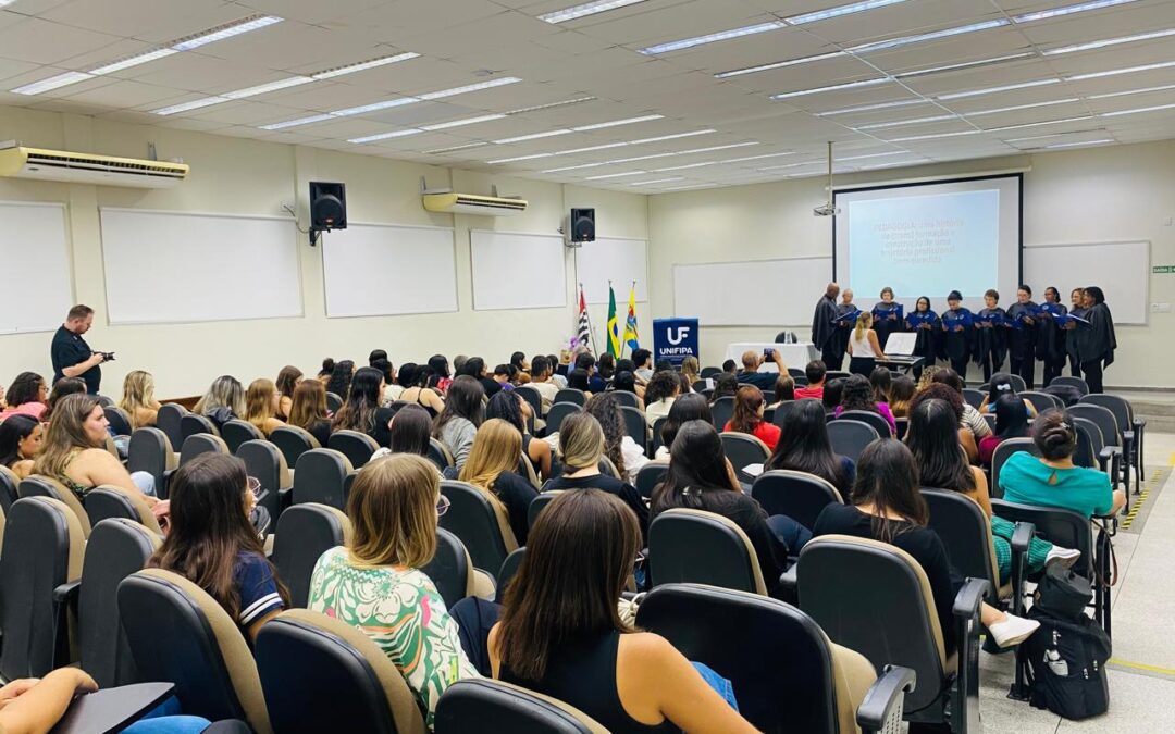 Coral da regional Catanduva se apresenta em palestra promovida pela Pedagogia da UNIFIPA