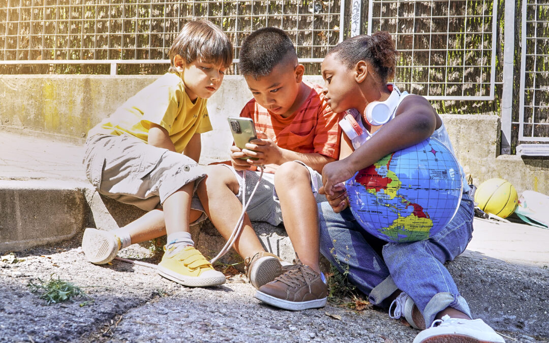 Governo federal lança guia que orienta o uso de celulares e outros dispositivos por crianças e adolescentes