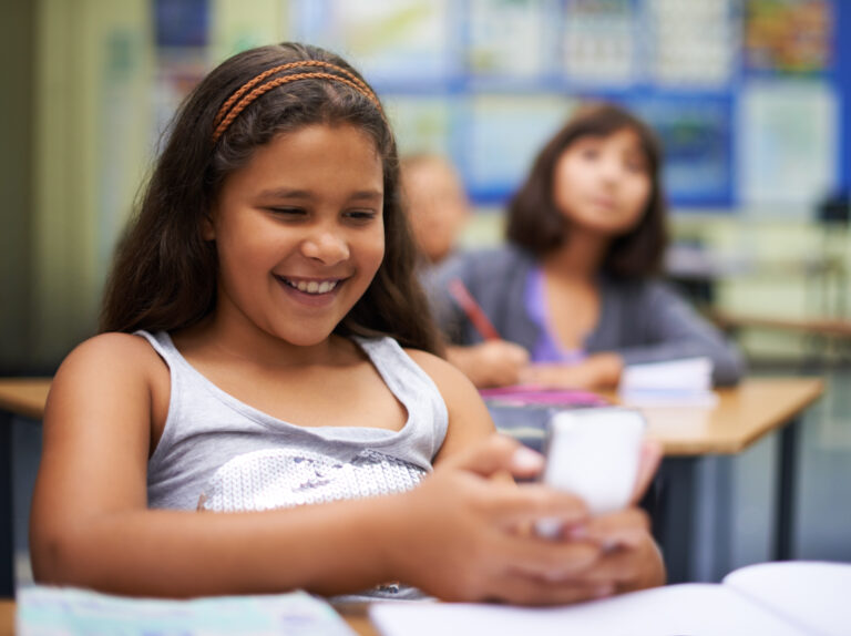 Lei que proíbe celulares nas escolas apresenta resultados positivos, segundo MEC