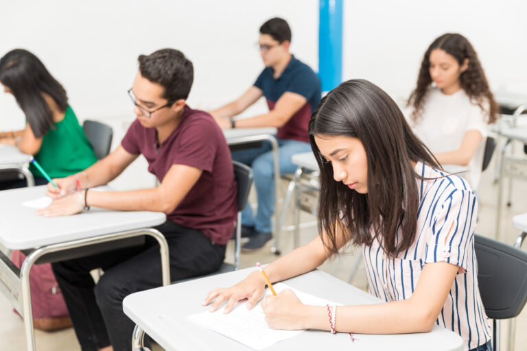 64,8% dos estudantes concluem o ensino médio sem aprender português adequadamente