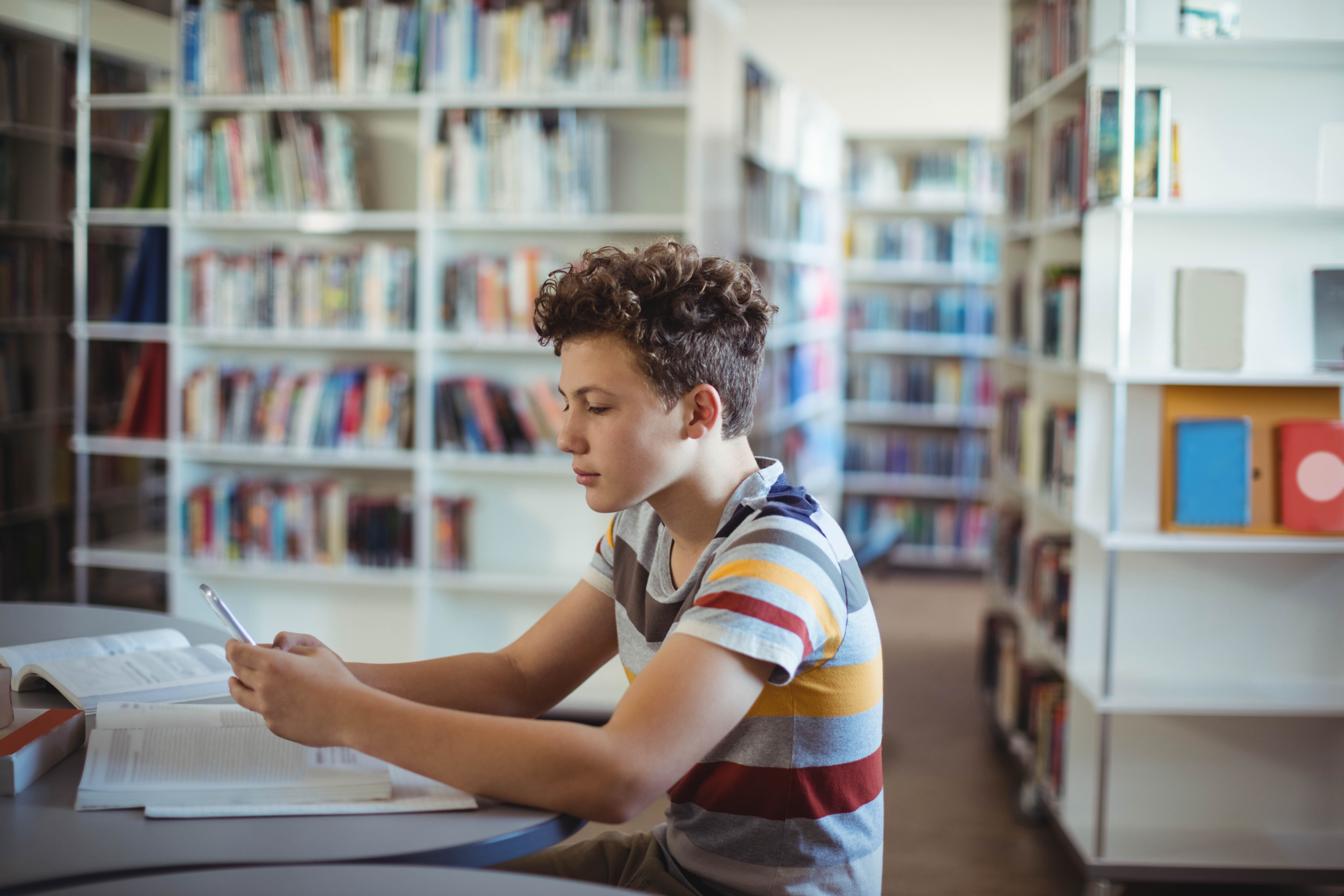 37% dos estudantes da educação básica recorrem a ferramentas de IA para pesquisas escolares