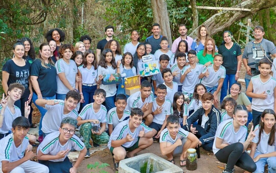 Professora engaja alunos e comunidade em projeto escolar de revitalização do córrego Piedadinha